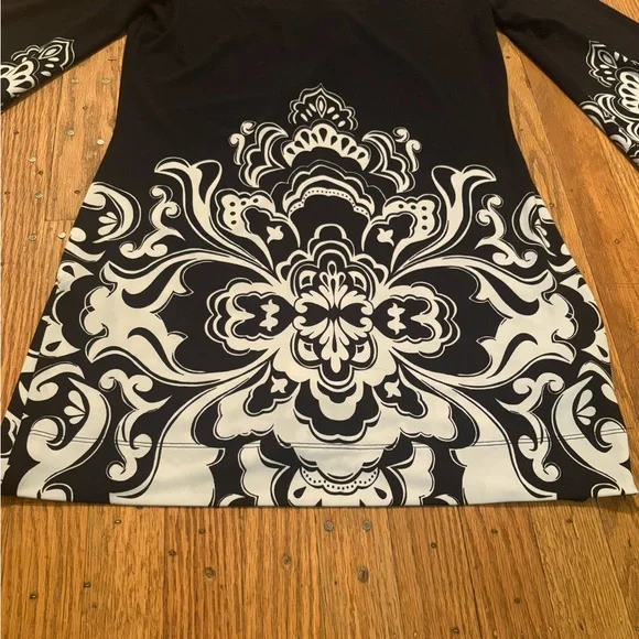 White House Black Market Women’s Tunic Top Small Black White Print Bell Sleeves. - Picture 8 of 8